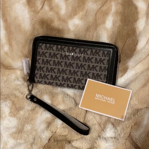 Michael Kors wristlet - Picture 1 of 9